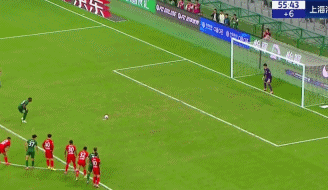 也被卡扎伊, 区转身时被, 上半场补时